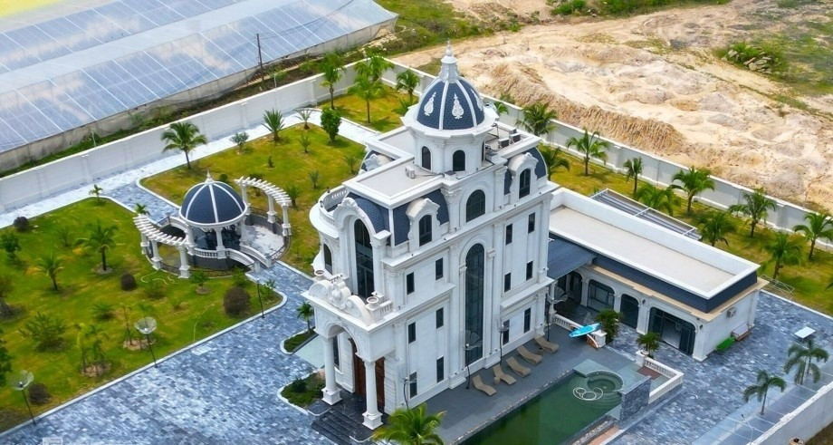 Đại gia khoáng sản Bình Thuận xây biệt thự 600m2 trái phép trên đất lò gạch: Sau 3 năm xử phạt vẫn chưa phá dỡ- Ảnh 1. Đại gia khoáng sản Bình Thuận xây biệt thự 600m2 trái phép trên đất lò gạch: Sau 3 năm xử phạt vẫn chưa phá dỡ- Ảnh 1.