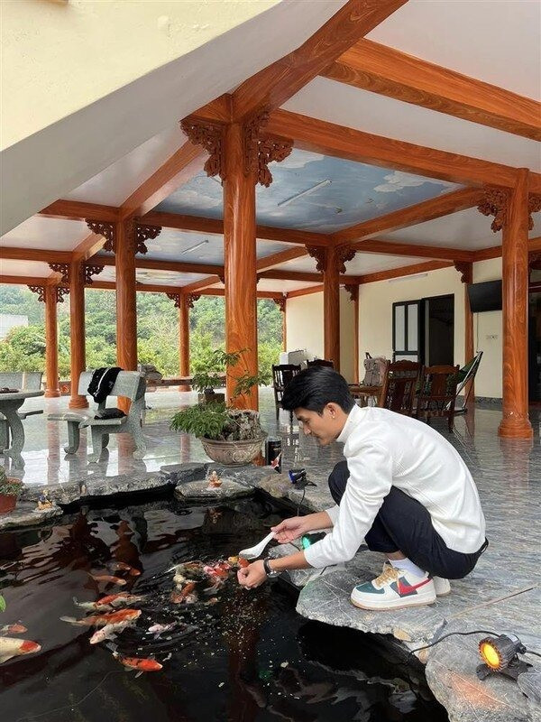 Nhà sàn bạc tỷ mà nghệ sĩ hài bán bún đậu báo hiếu cha mẹ: Xây dựng từ loại gỗ đặc biệt, quy mô gần 400m2- Ảnh 3. Nhà sàn bạc tỷ mà nghệ sĩ hài bán bún đậu báo hiếu cha mẹ: Xây dựng từ loại gỗ đặc biệt, quy mô gần 400m2- Ảnh 3.