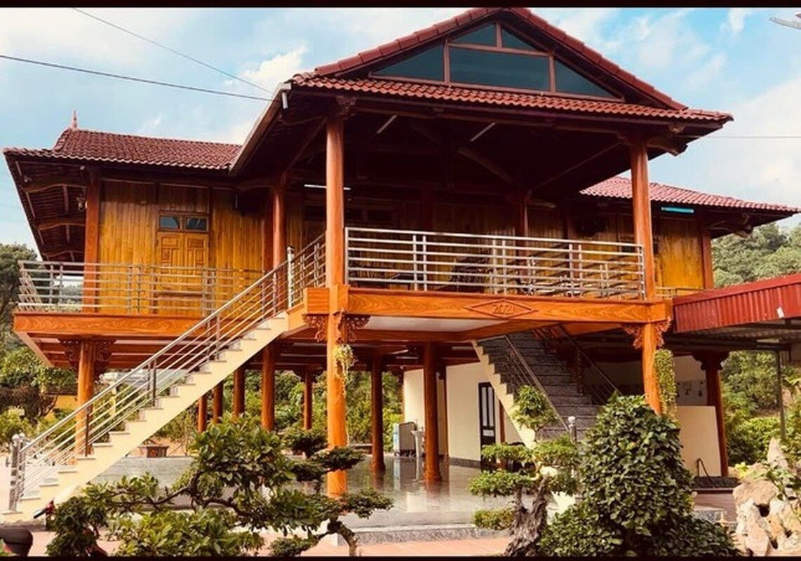 Nhà sàn bạc tỷ mà nghệ sĩ hài bán bún đậu báo hiếu cha mẹ: Xây dựng từ loại gỗ đặc biệt, quy mô gần 400m2- Ảnh 2. Nhà sàn bạc tỷ mà nghệ sĩ hài bán bún đậu báo hiếu cha mẹ: Xây dựng từ loại gỗ đặc biệt, quy mô gần 400m2- Ảnh 2.