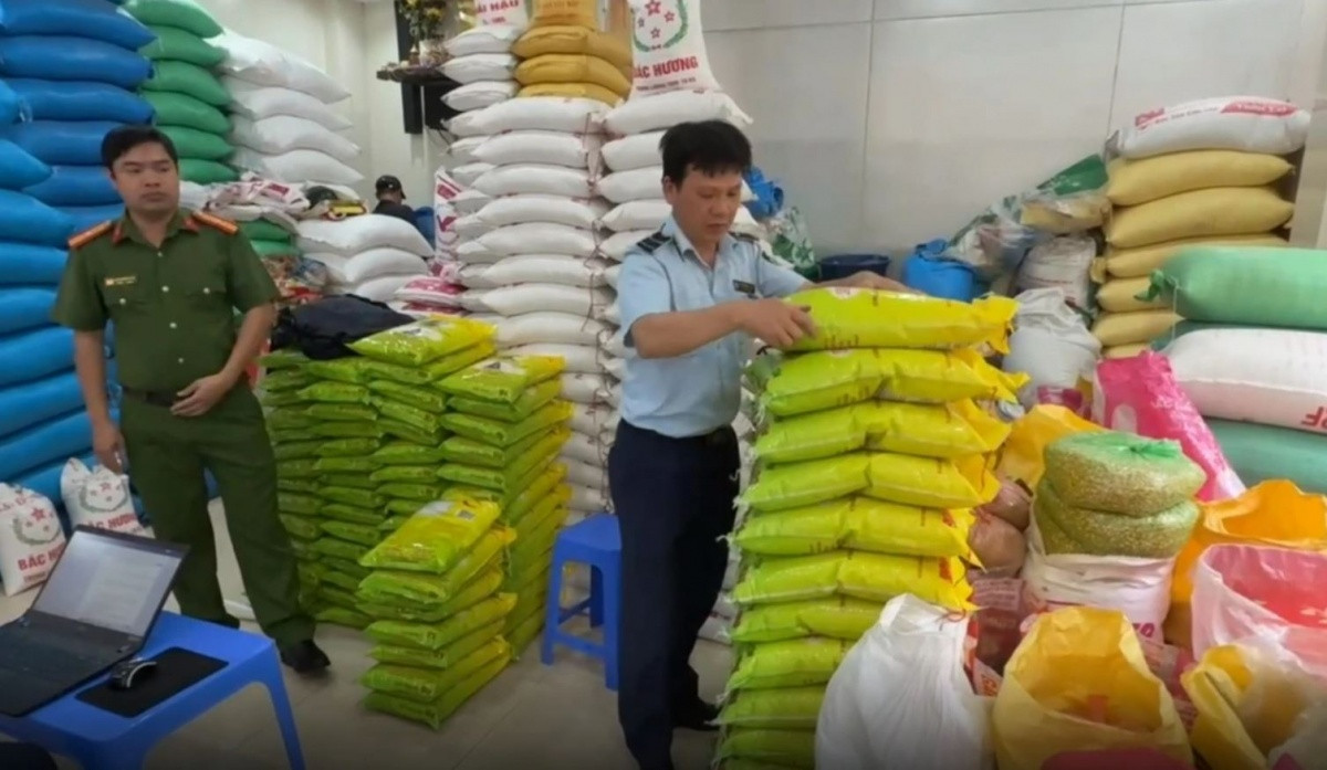Điểm danh những cửa hàng bị phát hiện bán gạo ST25 giả tại Hà Nội