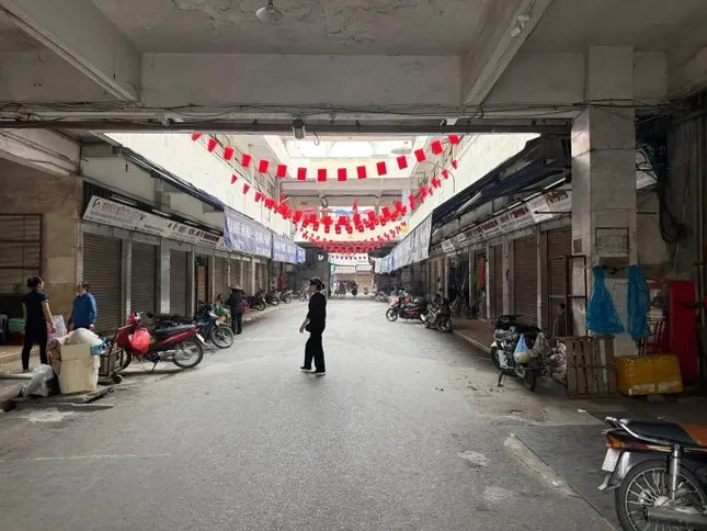 Hàng loạt hộ kinh doanh ở chợ Đồng Xuân đóng cửa: Lộ lý do bất ngờ ảnh 1