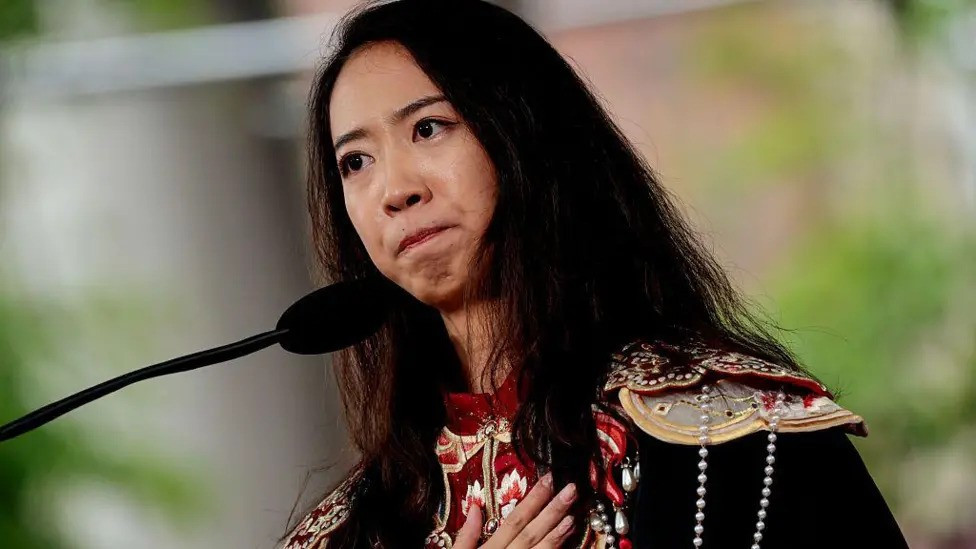 'Chúng ta không vươn lên bằng cách chứng minh người khác sai': Bài phát biểu tốt nghiệp tại Harvard của du học sinh Trung Quốc gây sốt giữa lúc ông Trump siết visa du học - ảnh 1
