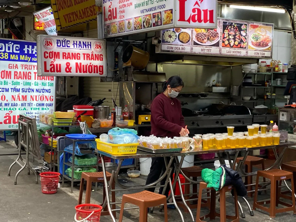Nhiều cửa hàng chỉ nhận tiền mặt, nếu chuyển khoản thêm thuế 8% - Ảnh 1. Nhiều cửa hàng chỉ nhận tiền mặt, nếu chuyển khoản thêm thuế 8% - Ảnh 1.