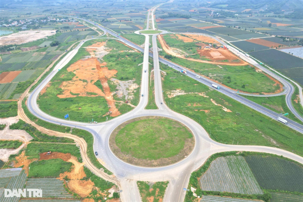 Đại lộ 2.000 tỷ đẹp như cao tốc tại tỉnh là đế đô đầu tiên của Việt Nam vừa được đặt tên- Ảnh 2. Đại lộ 2.000 tỷ đẹp như cao tốc tại tỉnh là đế đô đầu tiên của Việt Nam vừa được đặt tên- Ảnh 2.