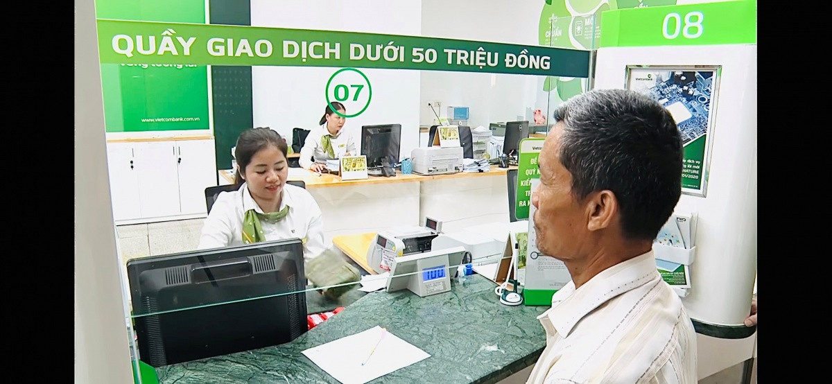 Khách kiên quyết chuyển 285 triệu đồng, Phó Trưởng phòng chi nhánh Vietcombank lập tức báo công an