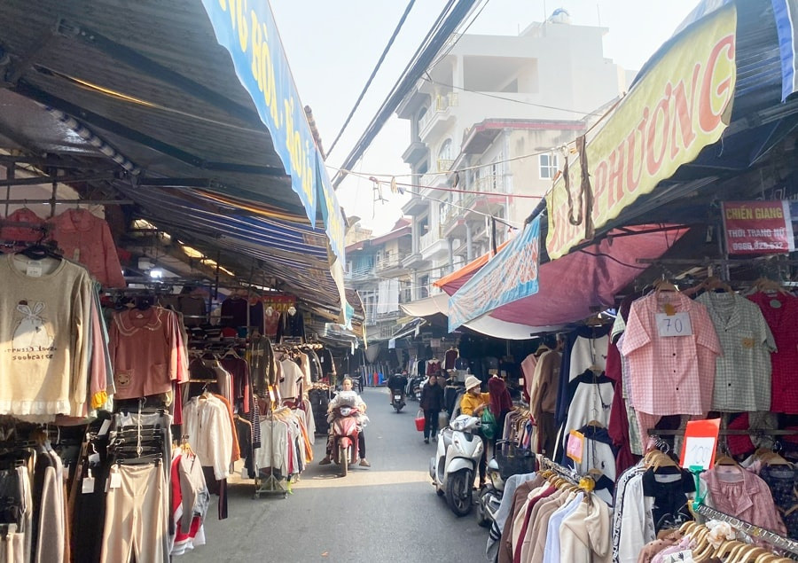Chủ tịch TP.HCM: ‘Bây giờ ra chợ người bán cũng nói rõ đây là đồ giả, giá cả thấp, thuận mua vừa bán’