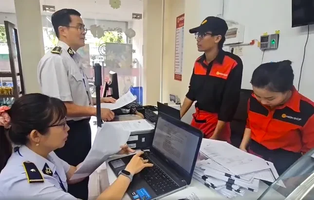 Kiểm tra loạt cửa hàng C.P tại Bình Dương sau thông tin thịt bẩn ảnh 2