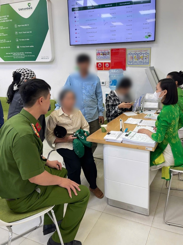 Bà N. đến ngân hàng chuyển khoản 150 triệu đồng, sau một câu nói liên quan đến con trai, nhân viên lập tức báo công an - ảnh 1