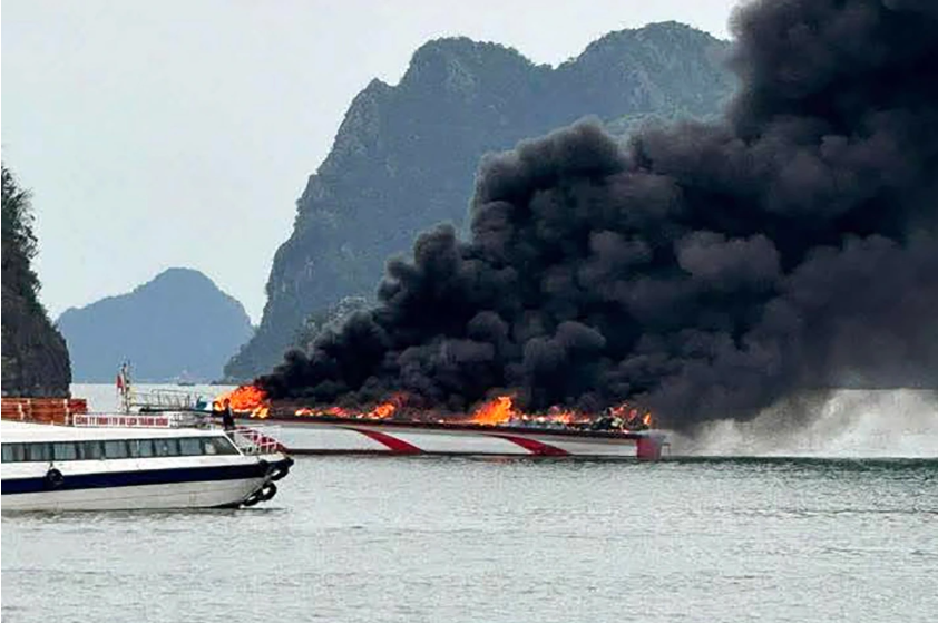 Tàu du lịch chuyên chạy tuyến cảng Ao Tiên – Quan Lạn bất ngờ bốc cháy giữa biển - ảnh 1