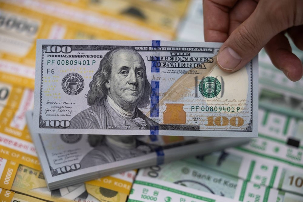 Nhà đầu tư âm thầm rút vốn, đồng USD có nguy cơ sụp đổ? - ảnh 1