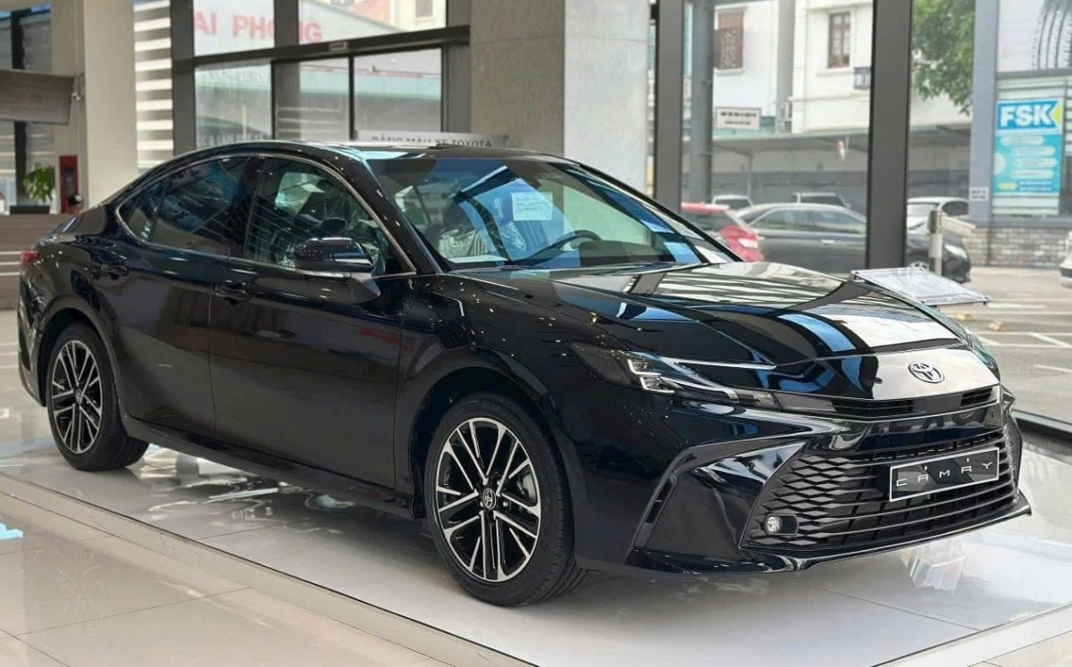 Toyota Camry ‘chơi lớn’ giảm giá gần 100 triệu đồng tại đại lý: Rẻ nhất chỉ còn 1,1 tỷ đồng nhưng người mua xe phải ‘đánh đổi’