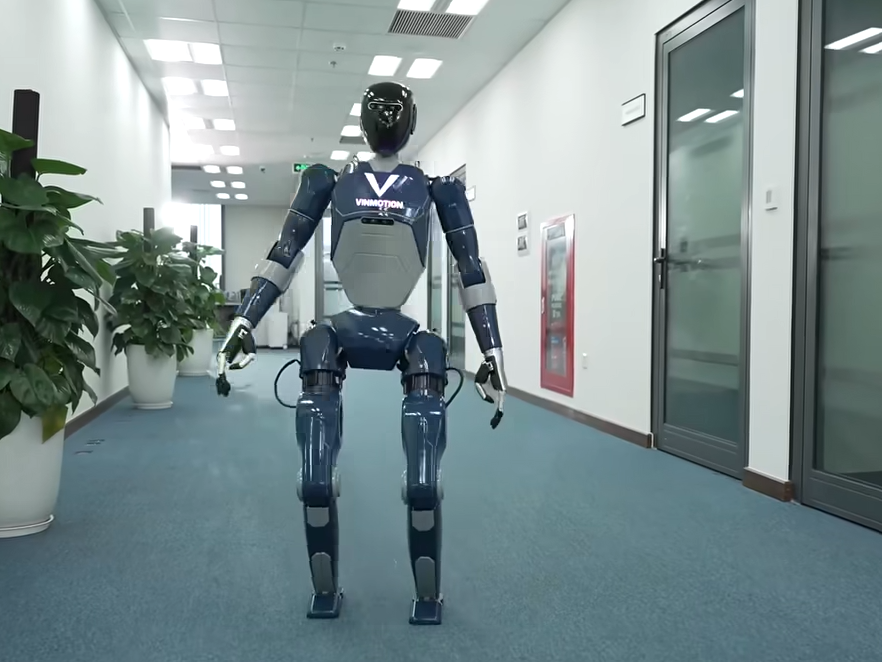 Tỷ phú Phạm Nhật Vượng ra mắt mẫu robot 'Made in Vietnam' đầu tiên, quyết khai phá thị trường 7.000 tỷ USD