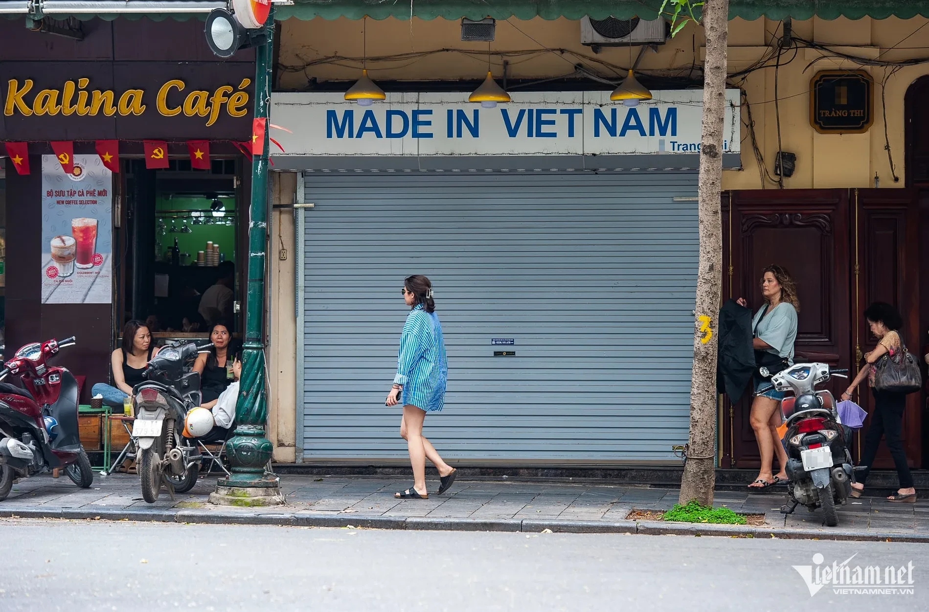 Cửa hàng ở Hoàn Kiếm, Ba Đình buôn bán kiểu lạ lùng, khách luồn qua khe cửa ảnh 7