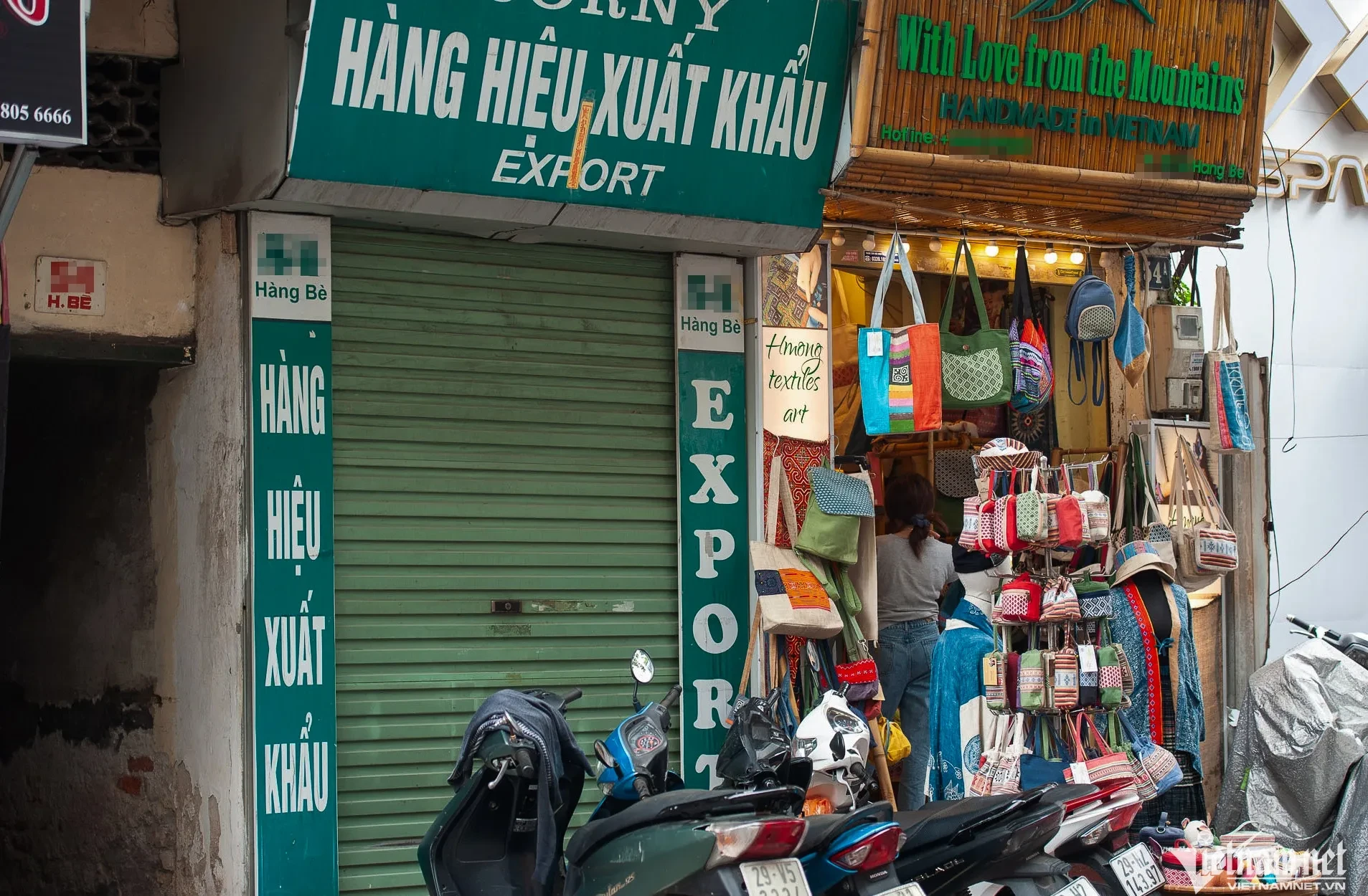 Cửa hàng ở Hoàn Kiếm, Ba Đình buôn bán kiểu lạ lùng, khách luồn qua khe cửa ảnh 5
