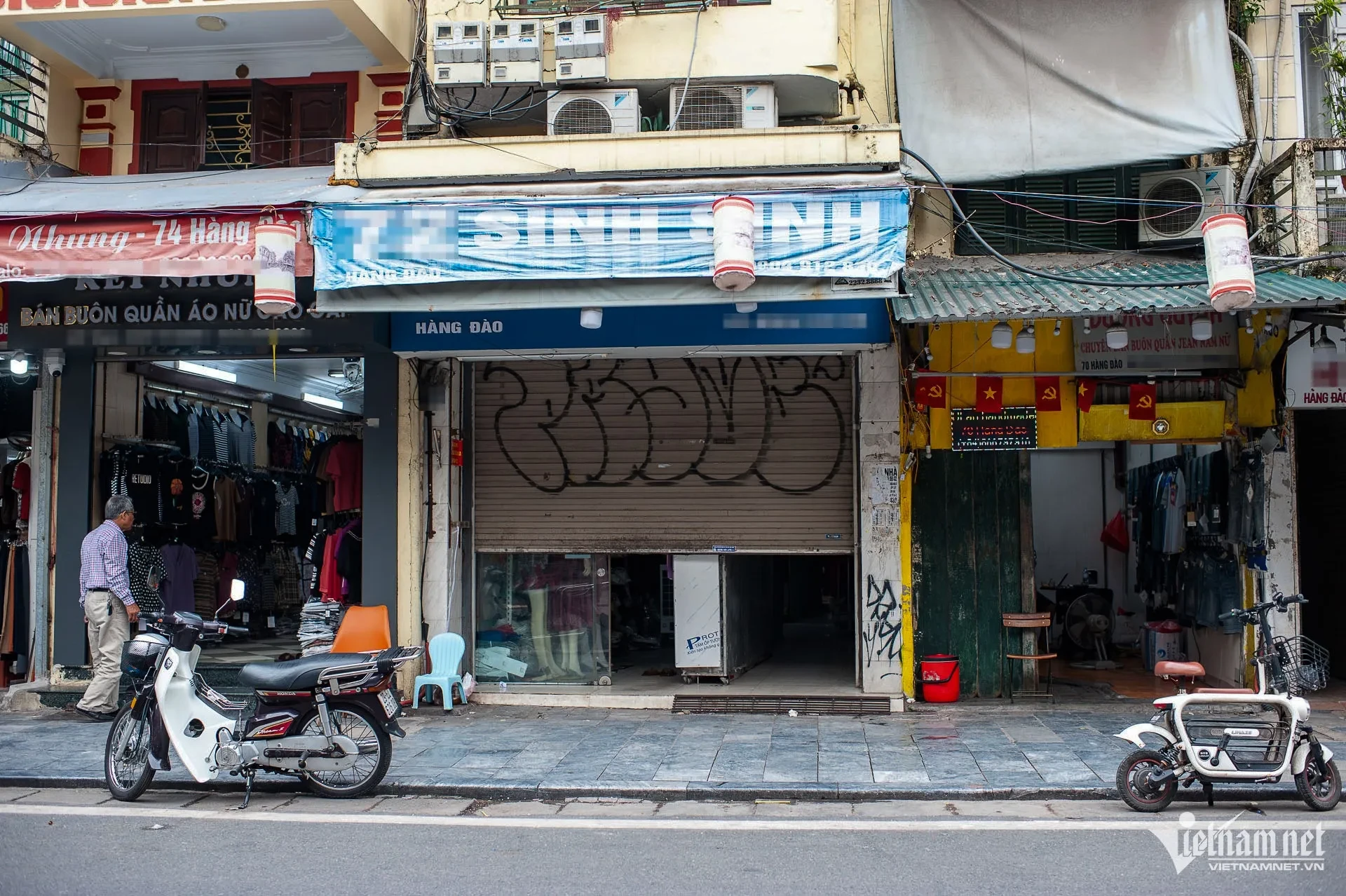 Cửa hàng ở Hoàn Kiếm, Ba Đình buôn bán kiểu lạ lùng, khách luồn qua khe cửa ảnh 3