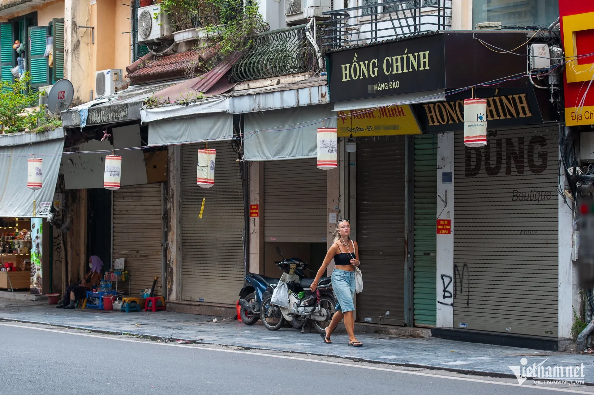 Cửa hàng ở Hoàn Kiếm, Ba Đình buôn bán kiểu lạ lùng, khách luồn qua khe cửa ảnh 4