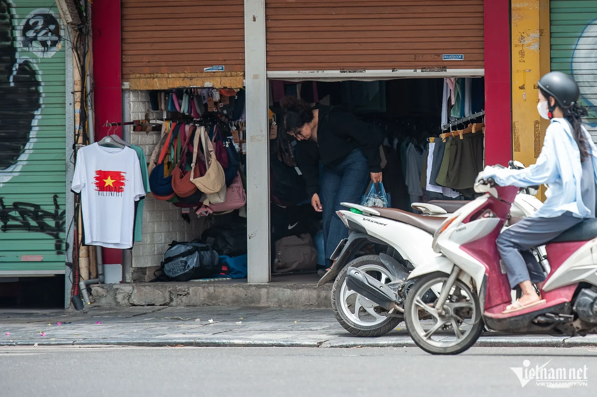 Cửa hàng ở Hoàn Kiếm, Ba Đình buôn bán kiểu lạ lùng, khách luồn qua khe cửa ảnh 9