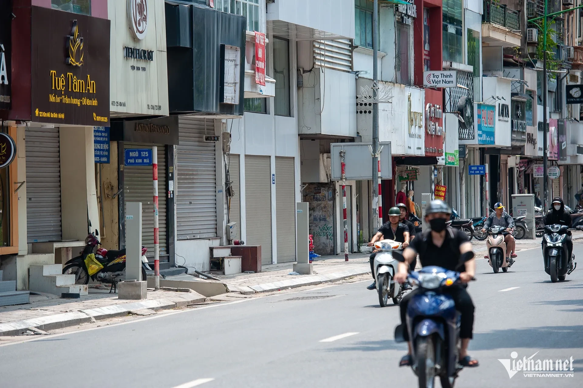 Cửa hàng ở Hoàn Kiếm, Ba Đình buôn bán kiểu lạ lùng, khách luồn qua khe cửa ảnh 11