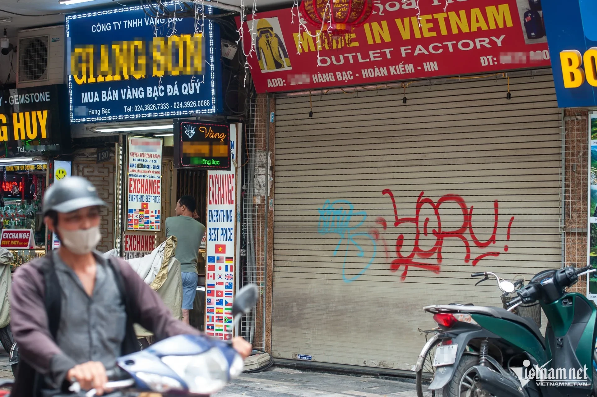 Cửa hàng ở Hoàn Kiếm, Ba Đình buôn bán kiểu lạ lùng, khách luồn qua khe cửa ảnh 6