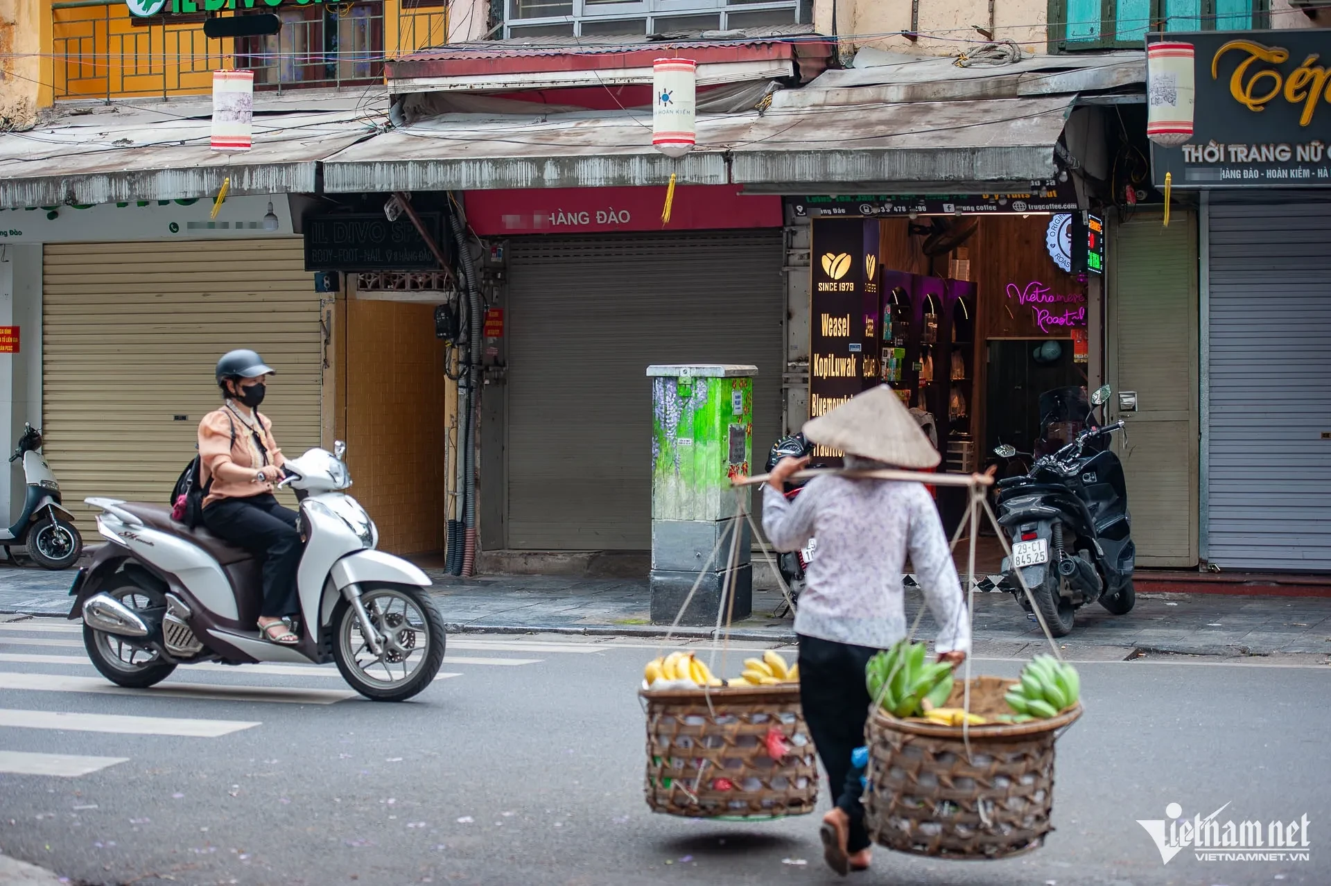 Cửa hàng ở Hoàn Kiếm, Ba Đình buôn bán kiểu lạ lùng, khách luồn qua khe cửa ảnh 2