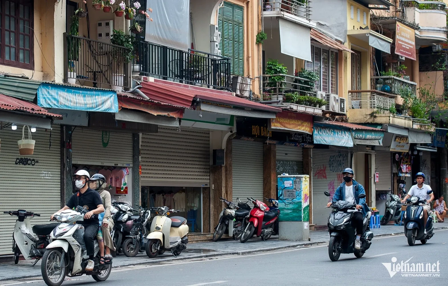Cửa hàng ở Hoàn Kiếm, Ba Đình buôn bán kiểu lạ lùng, khách luồn qua khe cửa ảnh 1