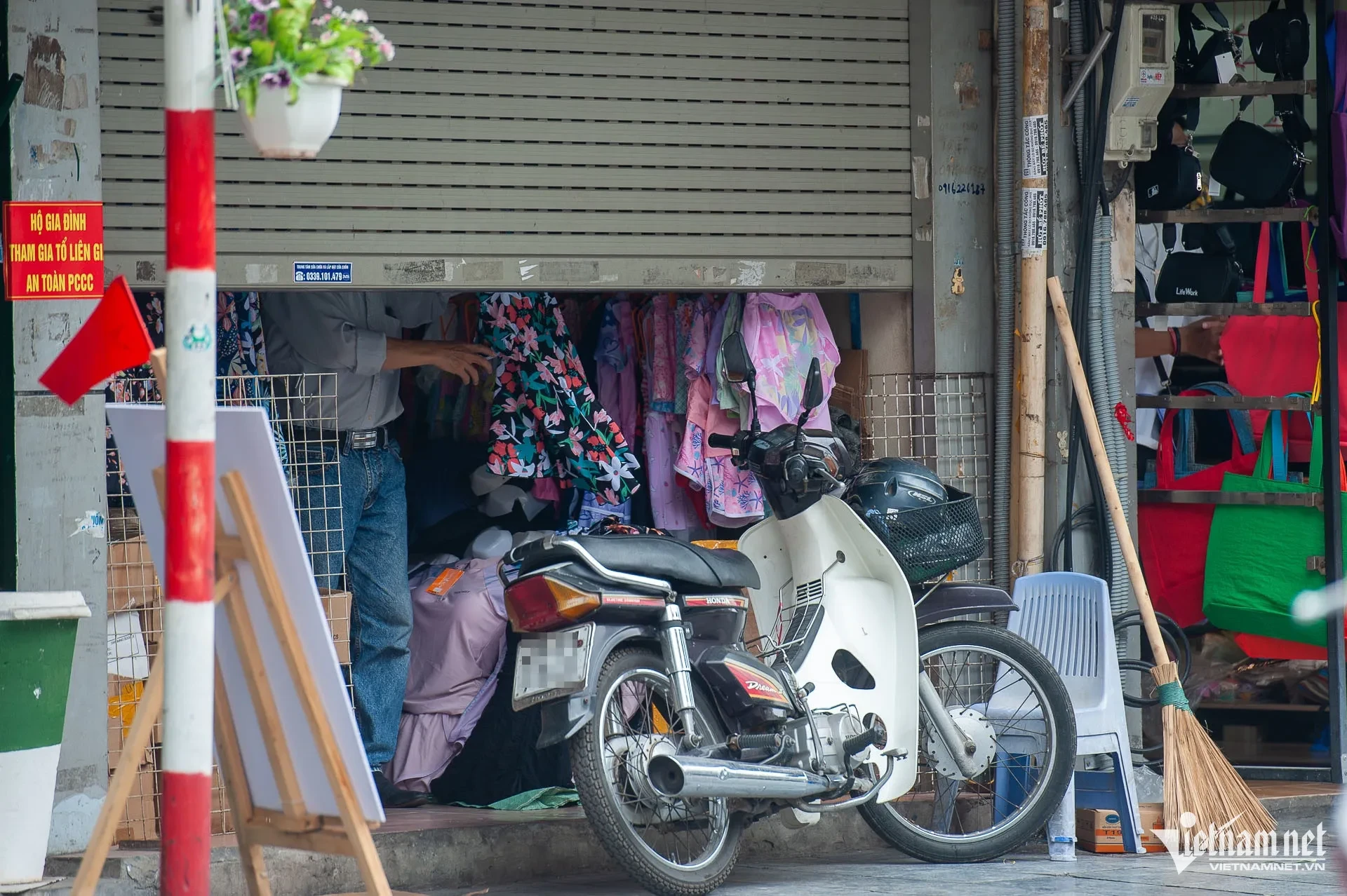 Cửa hàng ở Hoàn Kiếm, Ba Đình buôn bán kiểu lạ lùng, khách luồn qua khe cửa ảnh 8