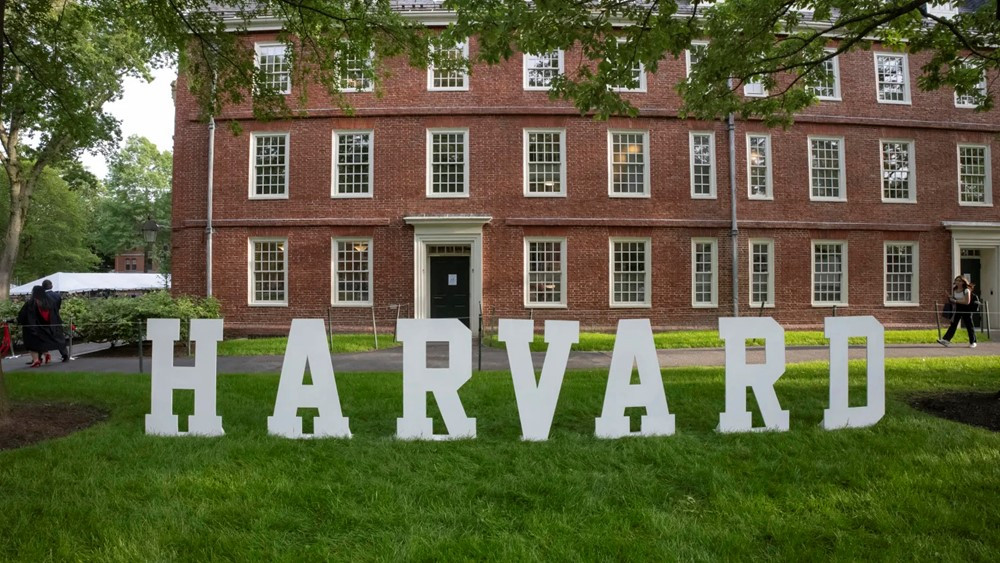 Ông Trump cấm cấp visa cho du học sinh muốn theo học tại Harvard - ảnh 1