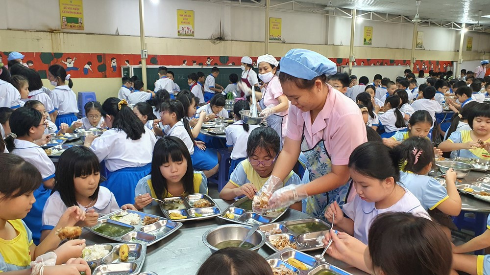 Tin mừng, 768.000 học sinh tiểu học cả công lập và tư thục tại Hà Nội sẽ được hỗ trợ bữa ăn bán trú - ảnh 1