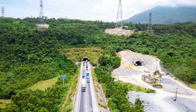 Chỉ hơn 1 tháng nữa, hầm đường bộ xuyên núi kết nối 2 tỉnh hẹp ngang của Việt Nam sẽ được đào thông- Ảnh 1. Chỉ hơn 1 tháng nữa, hầm đường bộ xuyên núi kết nối 2 tỉnh hẹp ngang của Việt Nam sẽ được đào thông- Ảnh 1.
