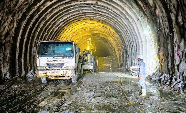 Chỉ hơn 1 tháng nữa, hầm đường bộ xuyên núi kết nối 2 tỉnh hẹp ngang của Việt Nam sẽ được đào thông- Ảnh 2. Chỉ hơn 1 tháng nữa, hầm đường bộ xuyên núi kết nối 2 tỉnh hẹp ngang của Việt Nam sẽ được đào thông- Ảnh 2.