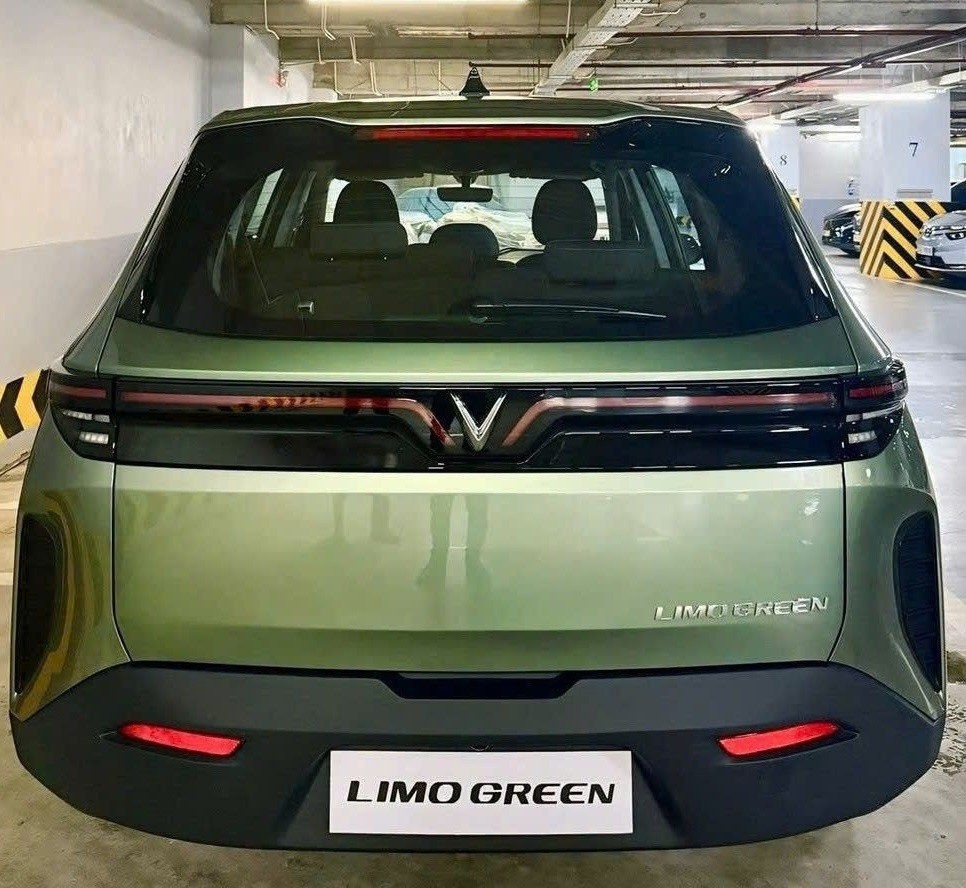 Bắt gặp mẫu MPV VinFast Limo Green lộ diện thực tế sau 3 tháng ra mắt: Giá hấp dẫn, người thiết kế tưởng lạ mà quen