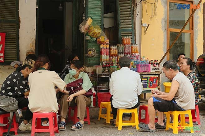 Bà bán trà đá đầu phố kiếm được 300.000 đồng/ngày, có phải nộp thuế không?