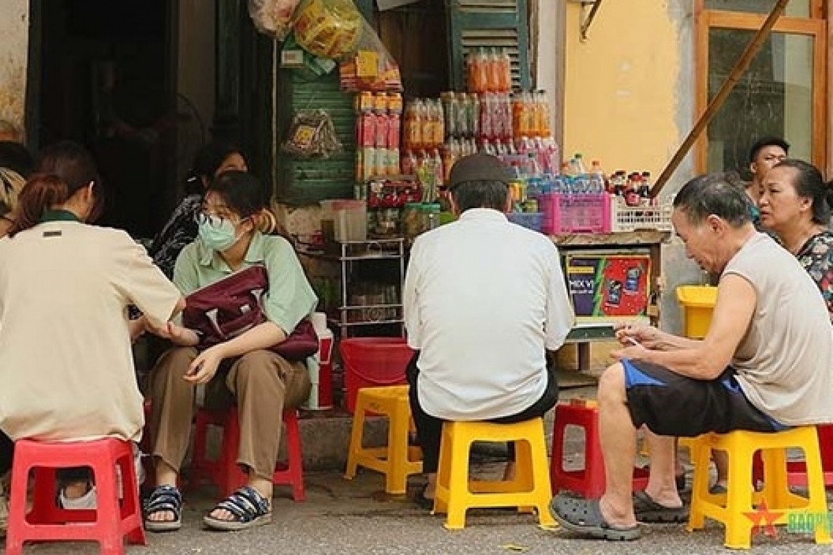 Bà bán trà đá đầu phố kiếm được 300.000 đồng/ngày, có phải nộp thuế không?