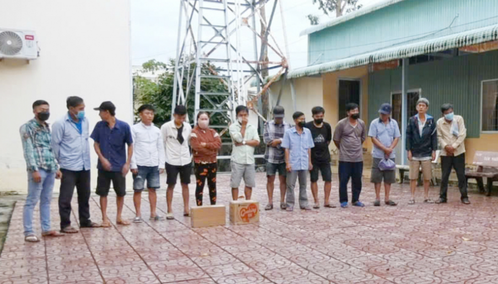 Đột kích, bắt quả tang 14 người, thu giữ gần 150 triệu đồng và 18 điện thoại di động - ảnh 1