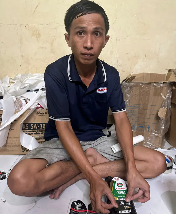 Khám xét khẩn cấp, bắt ‘trùm’ nhớt giả Nguyễn Văn Khánh - ảnh 2