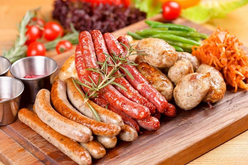 Nguyên cán bộ Viện Công nghệ Sinh học và Thực phẩm chỉ cách phát hiện thịt lợn bệnh trong xúc xích, giò chả - ảnh 1