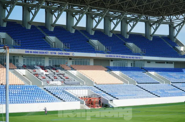 Sân vận động 20.000 chỗ ngồi lớn nhất thành phố đáng sống nhất Việt Nam 'lên đời' thành sân đẹp nhất đất nước trước ngày đón dàn sao huyền thoại MU- Ảnh 2. Sân vận động 20.000 chỗ ngồi lớn nhất thành phố đáng sống nhất Việt Nam 'lên đời' thành sân đẹp nhất đất nước trước ngày đón dàn sao huyền thoại MU- Ảnh 2.