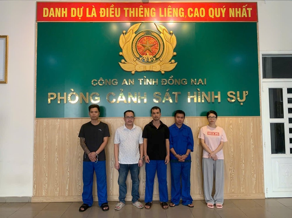 Khám xét nơi ở, khống chế bắt giữ Nguyễn Quốc Hùng và bạn gái lừa đảo chiếm đoạt 10.000 tỷ - ảnh 1