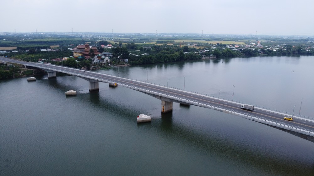 Chiêm ngưỡng cây cầu bắc qua con sông nội địa dài nhất Việt Nam, nối liền 2 tỉnh giàu nhất cả nước- Ảnh 1. Chiêm ngưỡng cây cầu bắc qua con sông nội địa dài nhất Việt Nam, nối liền 2 tỉnh giàu nhất cả nước- Ảnh 1.