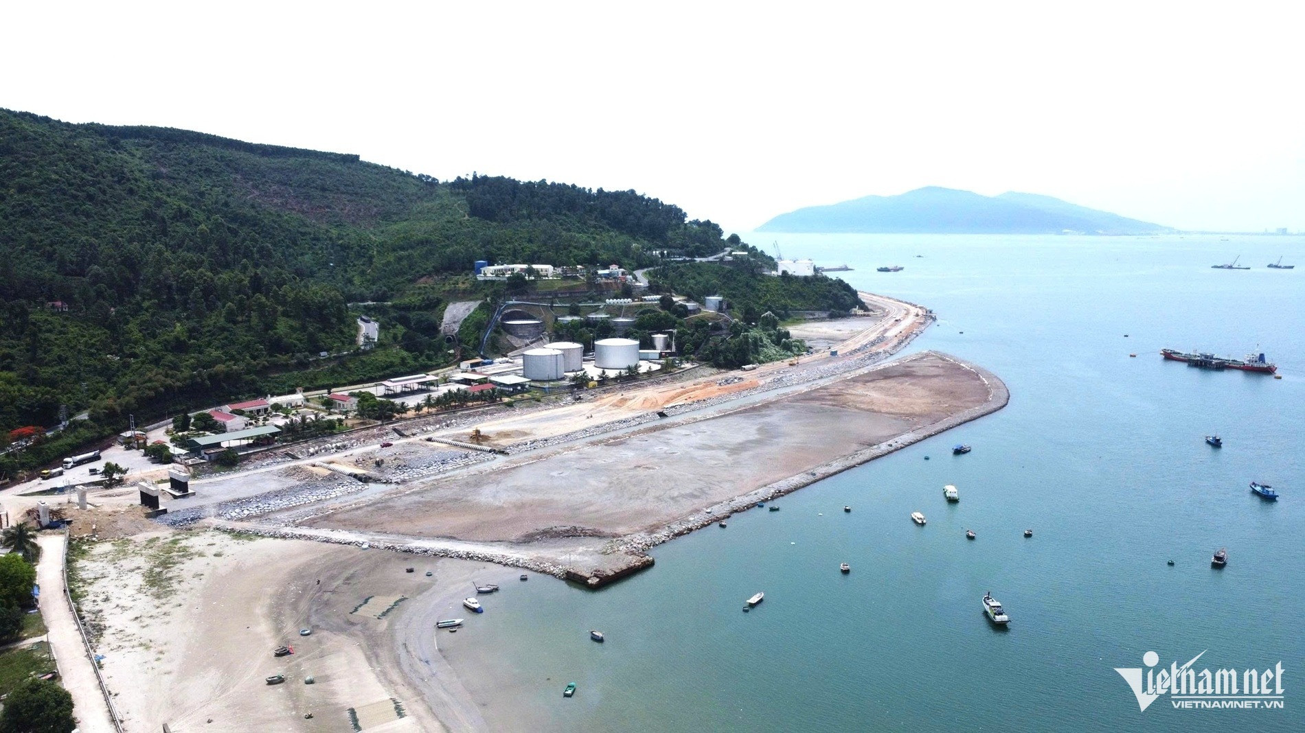 Chỉ 5 tháng nữa, cảng biển nước sâu nghìn tỷ bên dưới chân đèo đẹp nhất Việt Nam sẽ hoàn thành- Ảnh 2. Chỉ 5 tháng nữa, cảng biển nước sâu nghìn tỷ bên dưới chân đèo đẹp nhất Việt Nam sẽ hoàn thành- Ảnh 2.