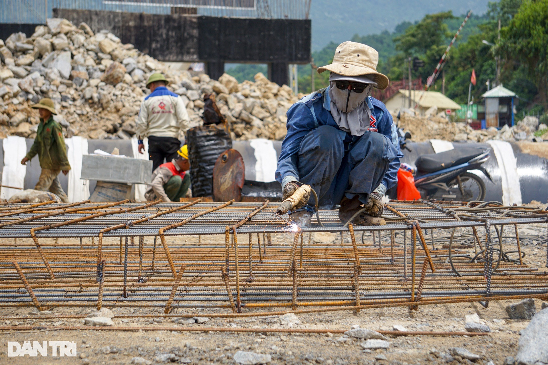 Chỉ 5 tháng nữa, cảng biển nước sâu nghìn tỷ bên dưới chân đèo đẹp nhất Việt Nam sẽ hoàn thành- Ảnh 4. Chỉ 5 tháng nữa, cảng biển nước sâu nghìn tỷ bên dưới chân đèo đẹp nhất Việt Nam sẽ hoàn thành- Ảnh 4.