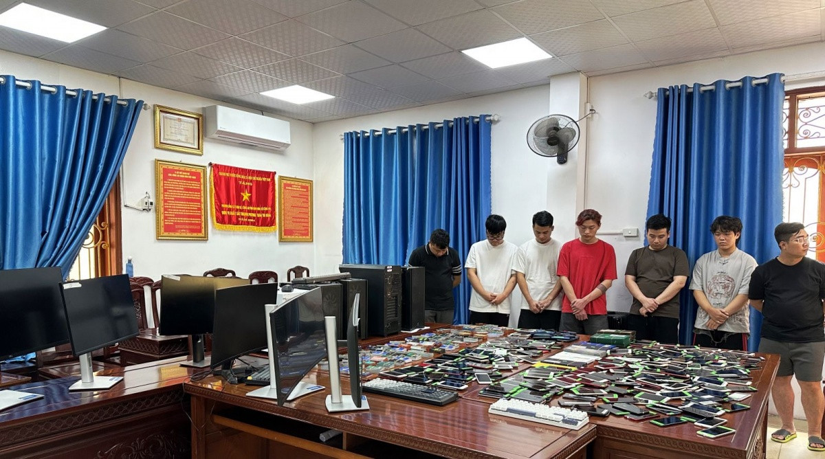 Bắt 8 đối tượng mua bán trái phép 3.000 thẻ ngân hàng, công an đề nghị người dân liên quan khẩn trương trình báo