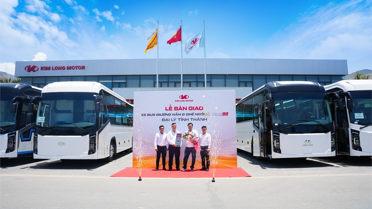 Hãng xe Việt Kim Long Motor liên tục bàn giao lô xe bus cho ông lớn vận tải miền Trung
