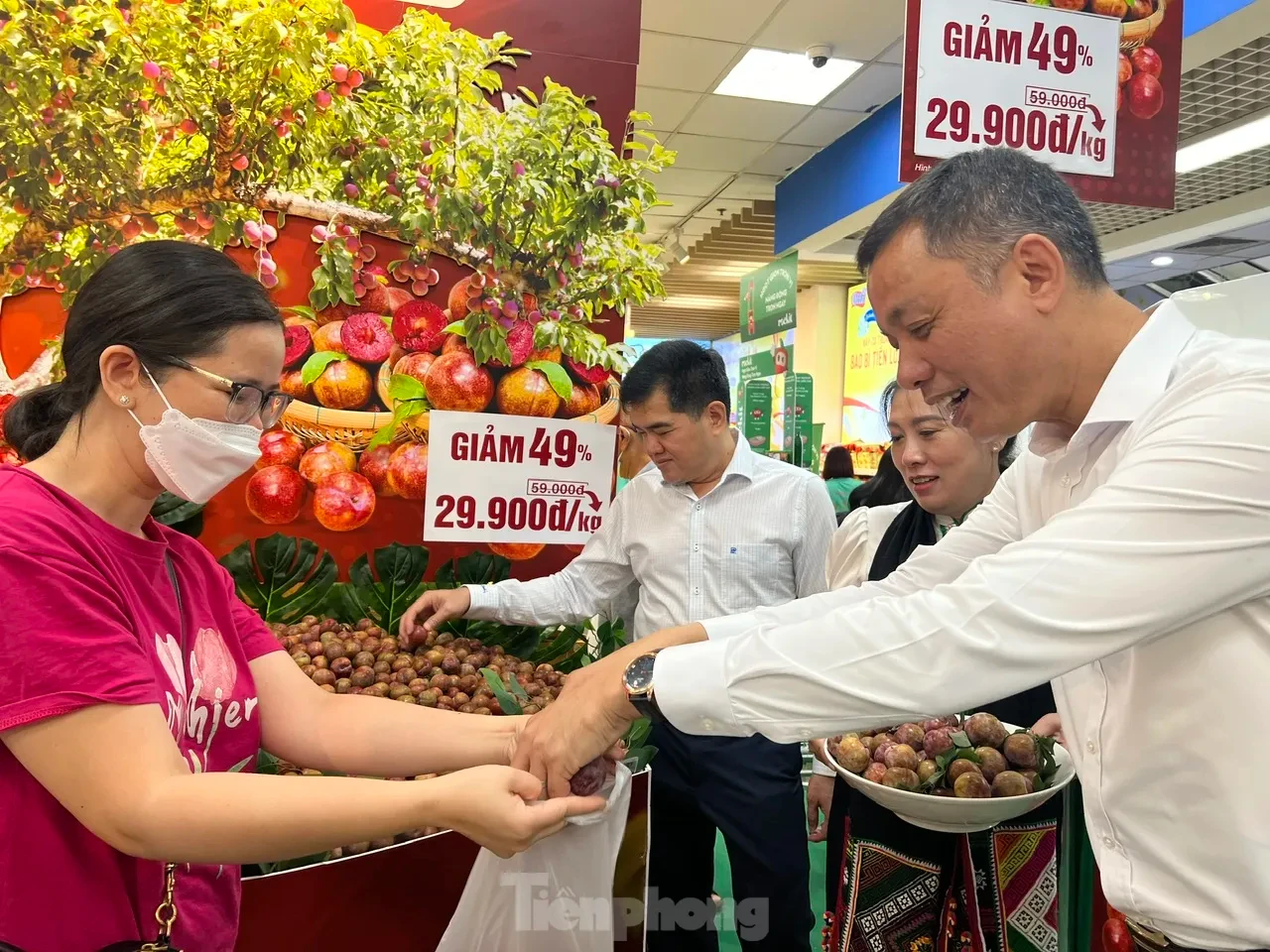 Bất ngờ với giá mận hậu vào mùa ở TPHCM ảnh 4