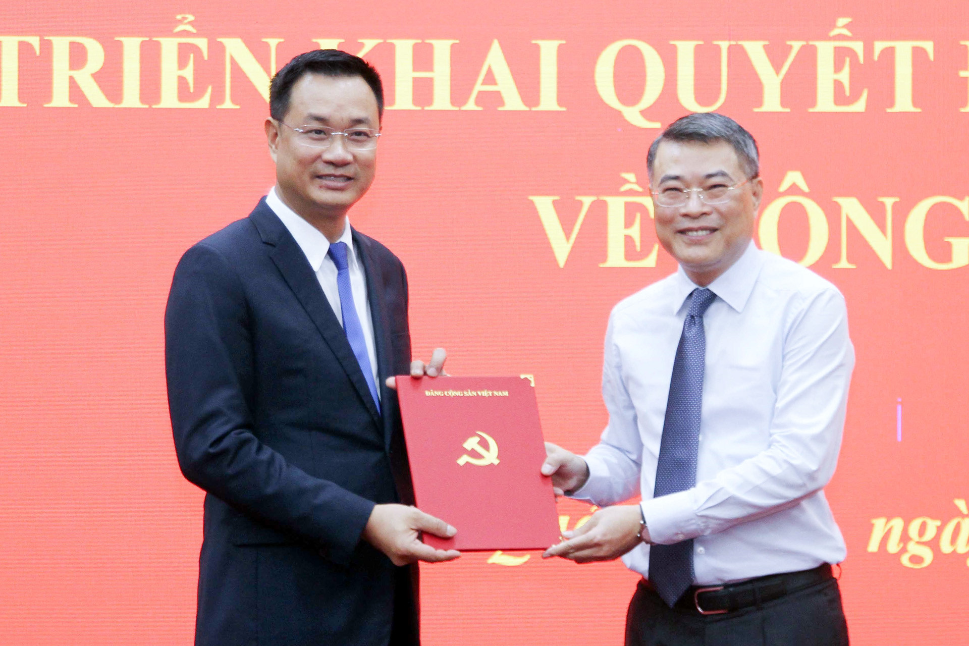 vna potal dong chi le ngoc quang giu chuc bi thu tinh uy quang binh 7680309 53918.jpg