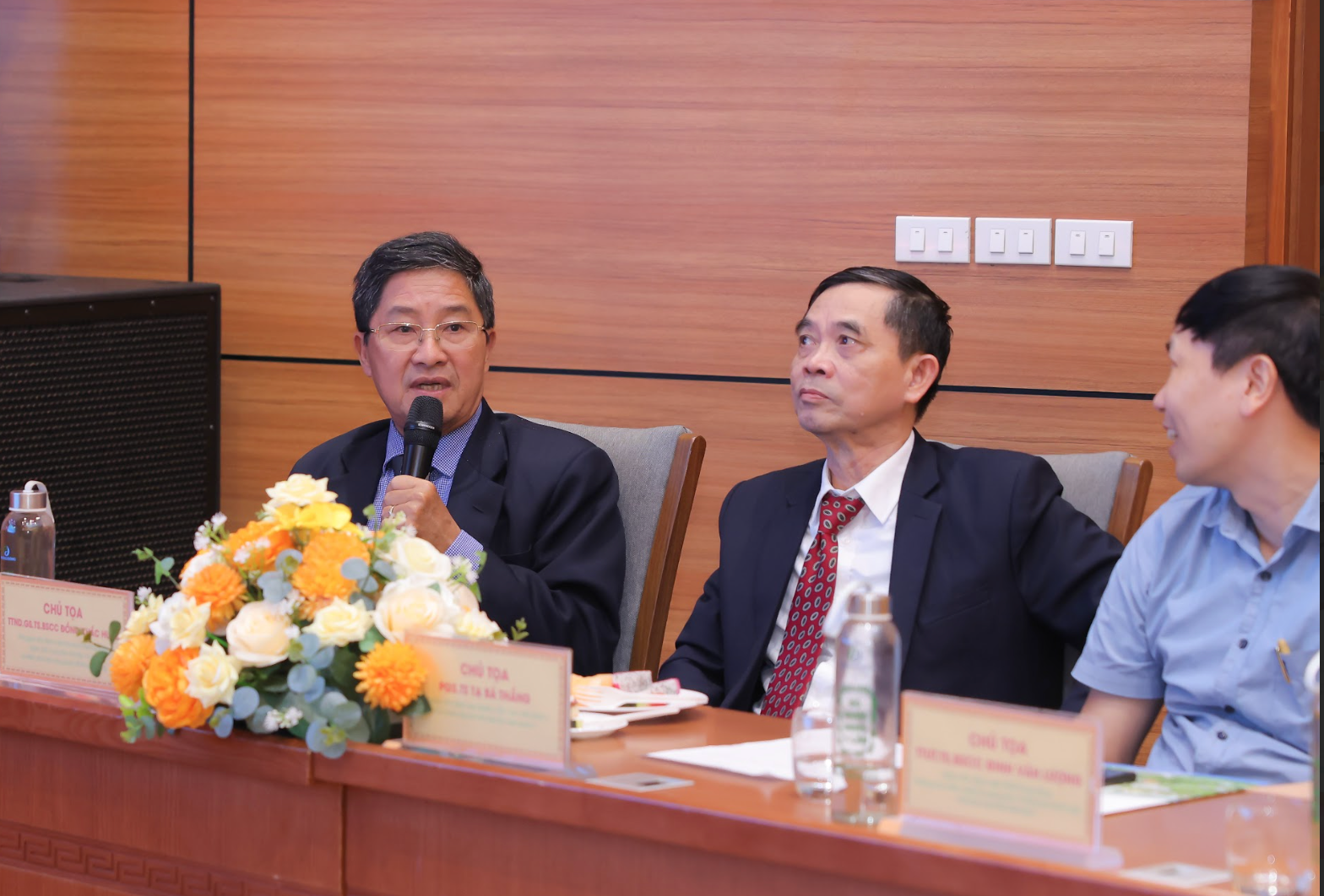 hoi thao