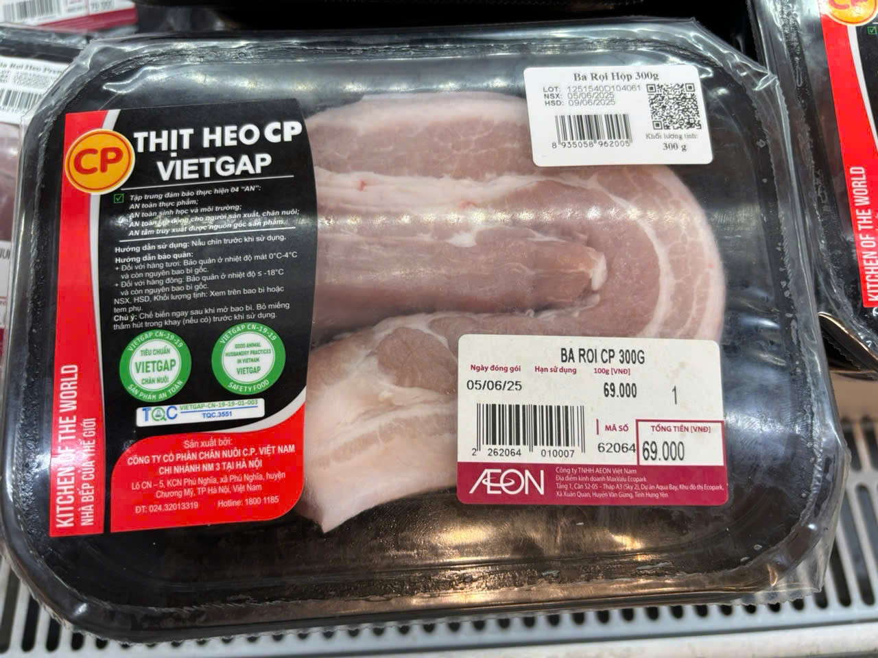 Thịt C.P. Việt Nam tồn đầy trên kệ hàng tại siêu thị Aeon Maxvalu