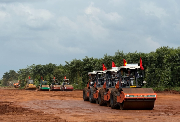 Dự án thành phần thuộc tuyến cao tốc 22.000 tỷ kết nối Tây Nguyên và Duyên hải miền Trung nguy cơ vỡ tiến độ- Ảnh 2. Dự án thành phần thuộc tuyến cao tốc 22.000 tỷ kết nối Tây Nguyên và Duyên hải miền Trung nguy cơ vỡ tiến độ- Ảnh 2.