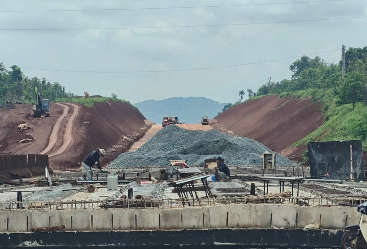 Dự án thành phần thuộc tuyến cao tốc 22.000 tỷ kết nối Tây Nguyên và Duyên hải miền Trung nguy cơ vỡ tiến độ- Ảnh 3. Dự án thành phần thuộc tuyến cao tốc 22.000 tỷ kết nối Tây Nguyên và Duyên hải miền Trung nguy cơ vỡ tiến độ- Ảnh 3.