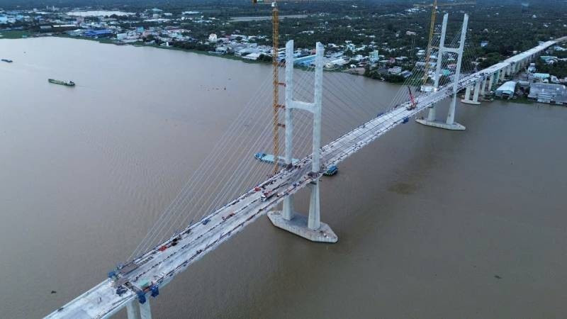 Chưa đầy 2 tháng nữa, cây cầu gần 7.000 tỷ, cách cầu dây văng đầu tiên do Việt Nam thiết kế 3,8km sẽ về đích- Ảnh 1. Chưa đầy 2 tháng nữa, cây cầu gần 7.000 tỷ, cách cầu dây văng đầu tiên do Việt Nam thiết kế 3,8km sẽ về đích- Ảnh 1.